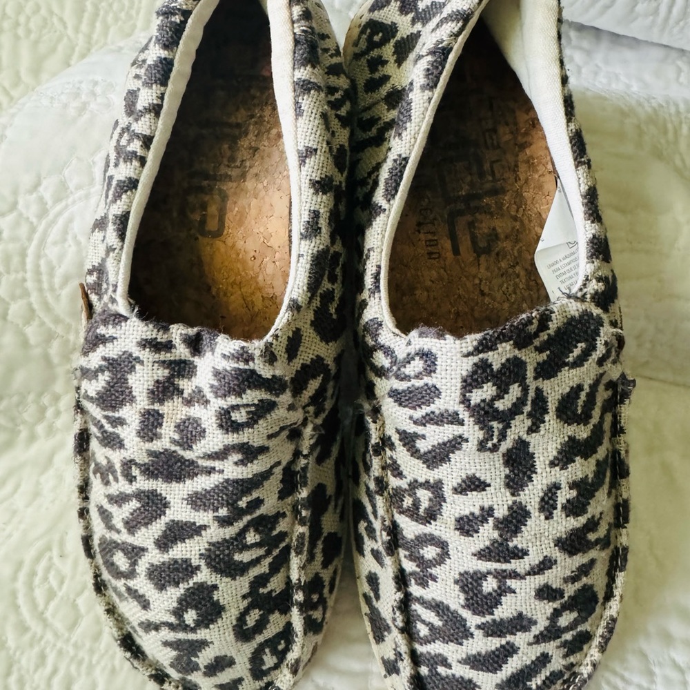 NWOT Women’s Hey Dude leopard gray white size 7